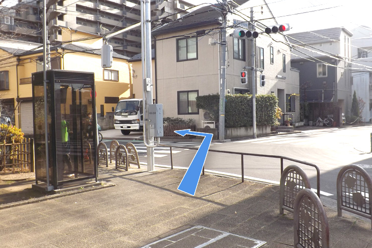 こちらの交差点を矢印の方向へ