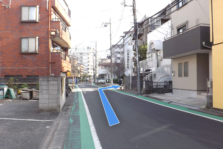 数メートルお進みいただくと右手に当院が見えてまいります