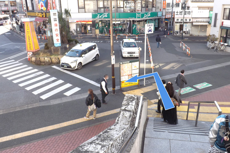階段を下りてロータリーへ