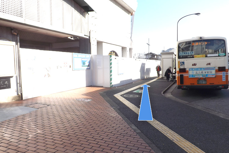 階段を下りたら左へお進みください