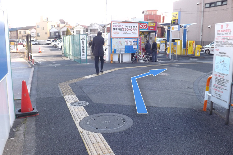しばらく直進し、こちらを道なりに右へ