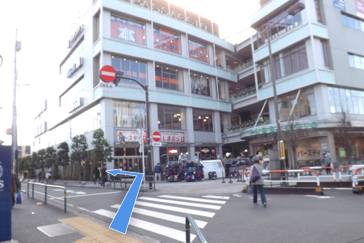 こちらの建物が見えたら左折