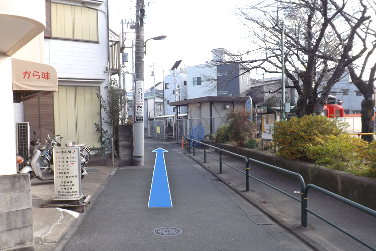 しばらく直進してください