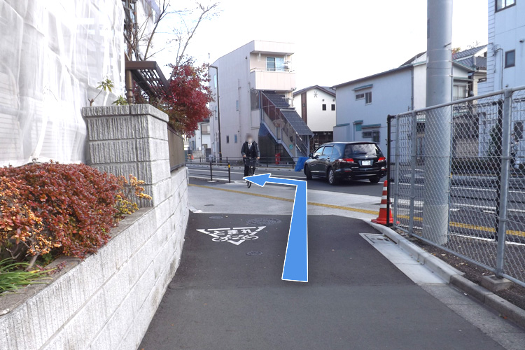 大通りに出ますので矢印の方向へ