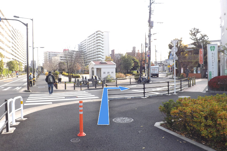 しばらく直進し公園が見えましたら、手前を右折してください