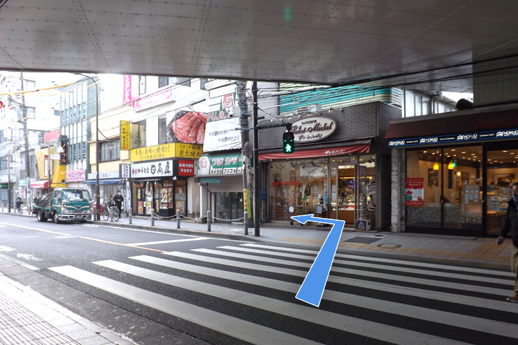 駅前の商店街を進みます