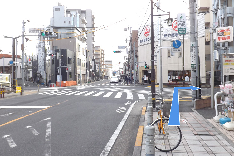 こちらの交差点を右折してください