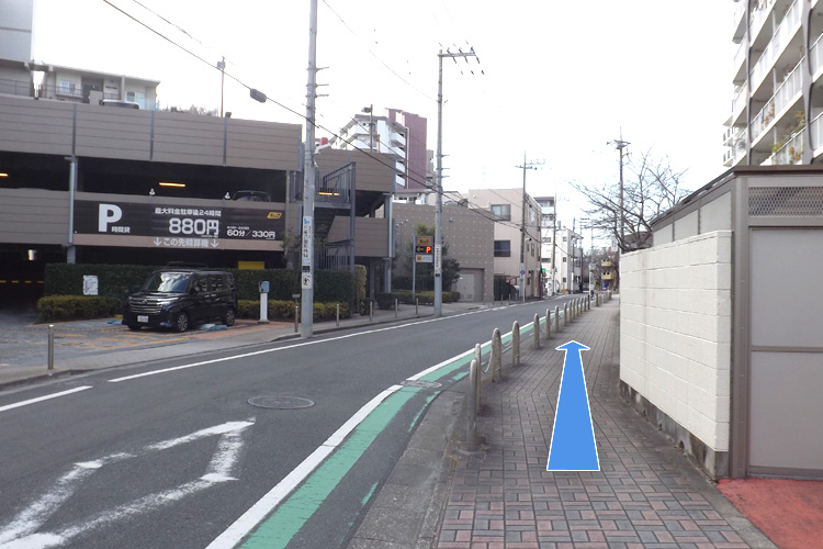 こちらの通りをまっすぐお進みください